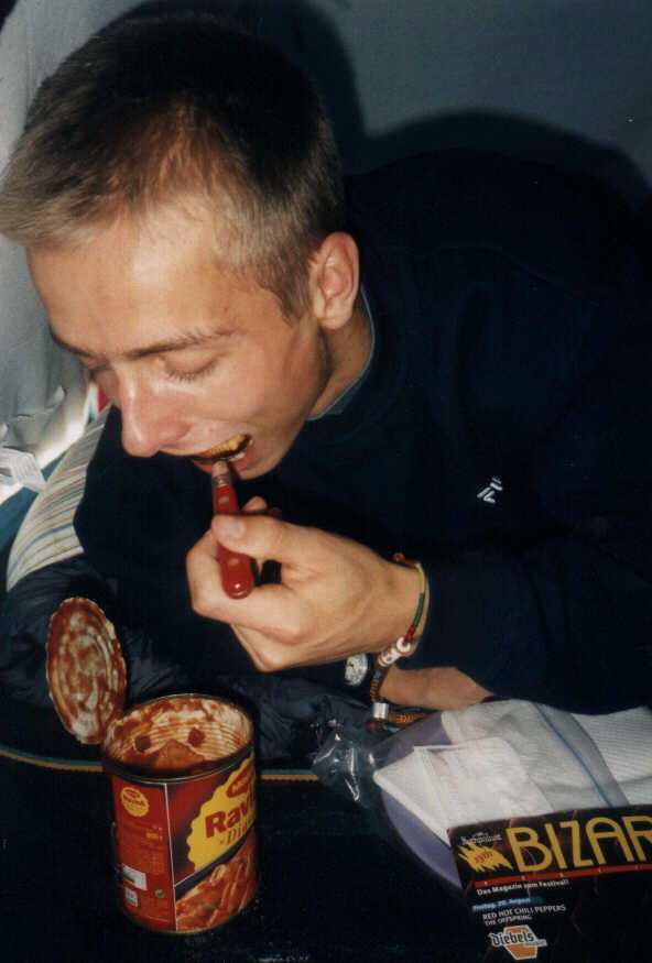 52KB - JOST zieht sich gerade eine paar Raviolis rein. Schmecken kalt �bringends sehr gut! HMMM!