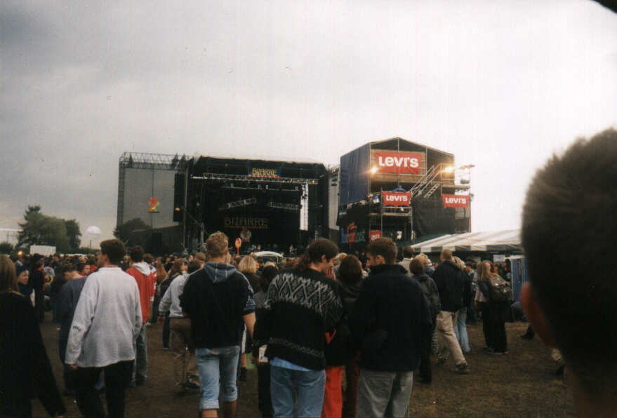 50KB - Die MAINSTAGE von weiter hinten. Rechts sieht man en Mischpultturm